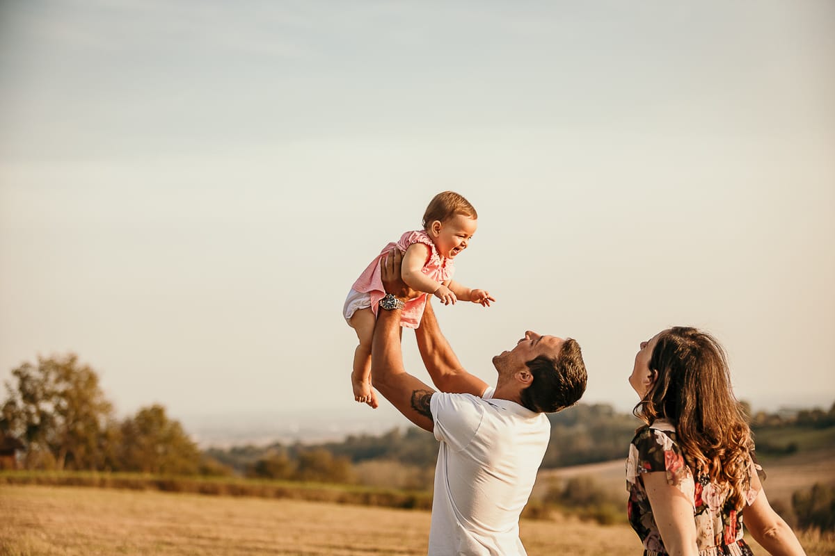Fotografia di famiglia a Chieri. Ritratti spontanei in esterno nelle colline intorno alla città, al tramonto.
