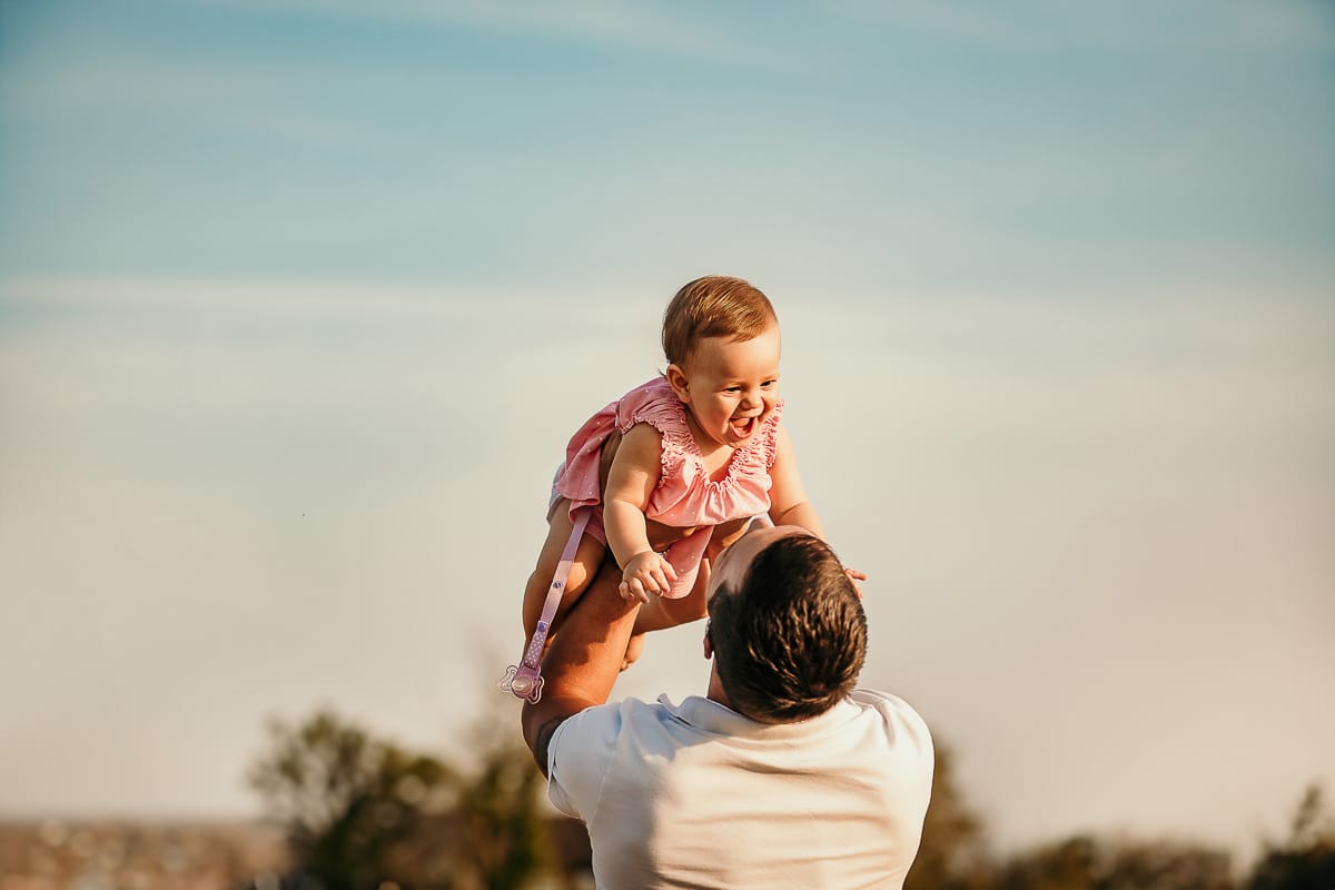 Fotografia di famiglia a Chieri. Ritratti spontanei in esterno nelle colline intorno alla città, al tramonto.
