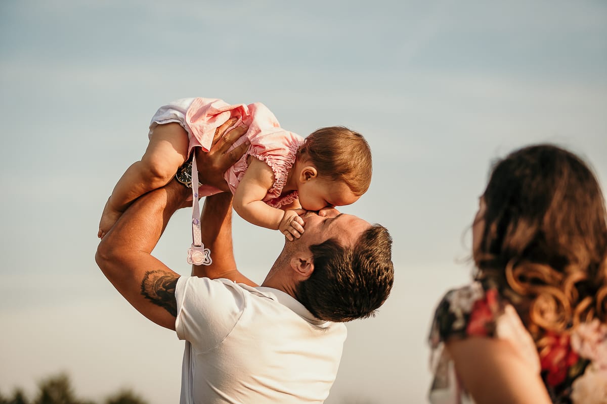 Fotografia di famiglia a Chieri. Ritratti spontanei in esterno nelle colline intorno alla città, al tramonto.