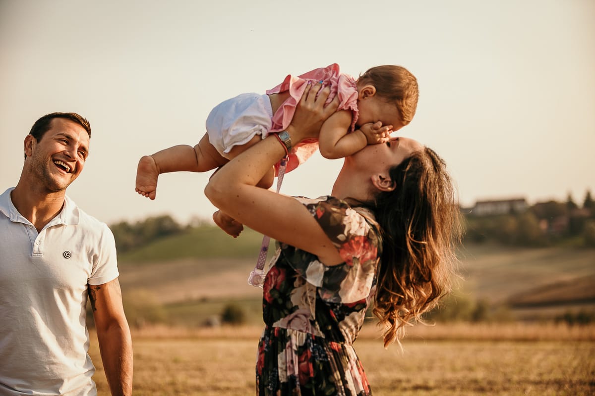 Fotografia di famiglia a Chieri. Ritratti spontanei in esterno nelle colline intorno alla città, al tramonto.