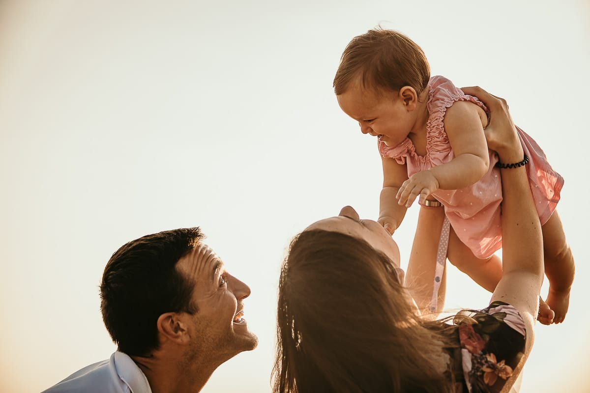Fotografia di famiglia a Chieri. Ritratti spontanei in esterno nelle colline intorno alla città, al tramonto.