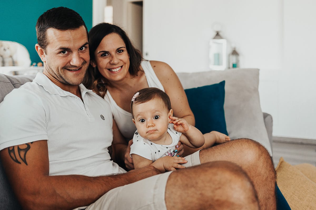 Fotografia di famiglia a Chieri. La piccola Aurora in braccio al papà e alla mamma