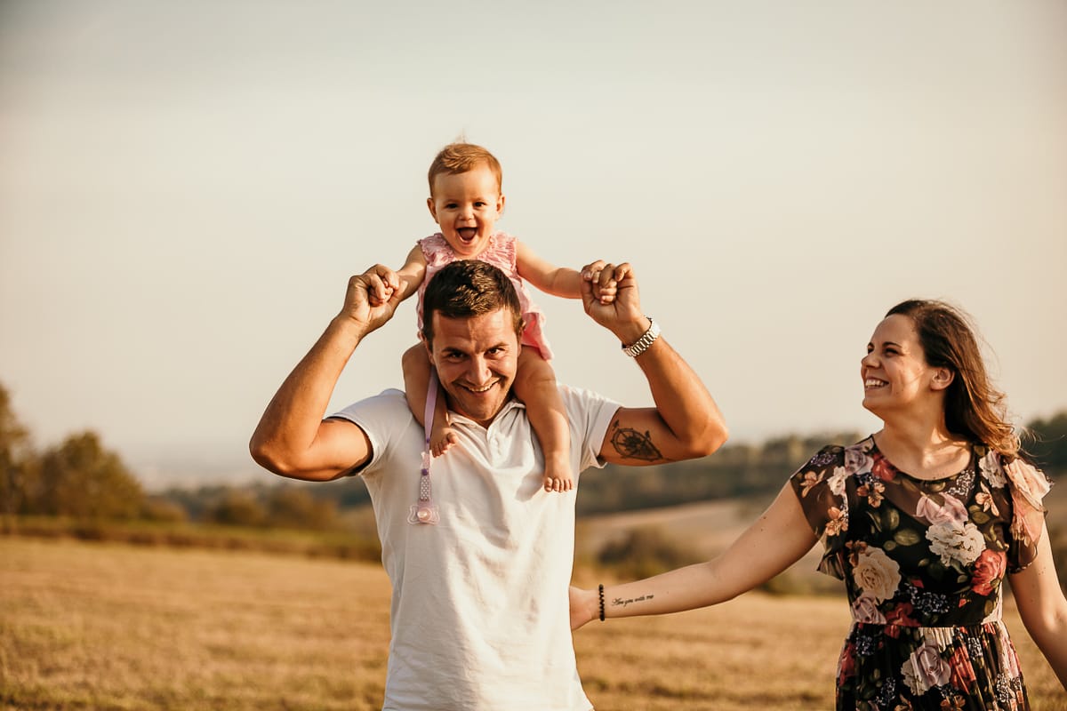 Fotografia di famiglia a Chieri. Ritratti spontanei in esterno nelle colline intorno alla città, al tramonto.