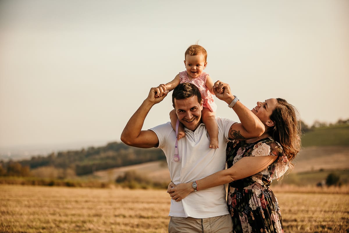 Fotografia di famiglia a Chieri. Ritratti spontanei in esterno nelle colline intorno alla città, al tramonto.