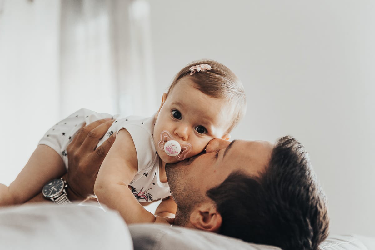 Fotografia di famiglia a Chieri. La piccola Aurora in braccio al papà