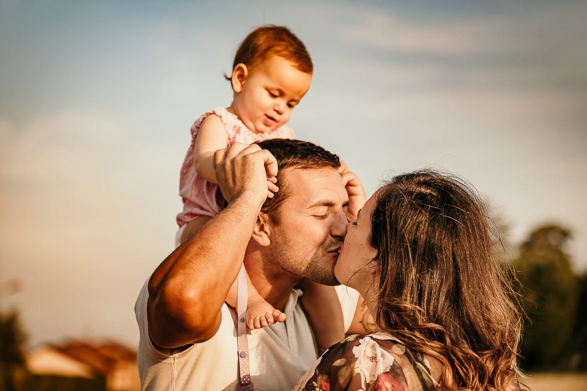 Fotografia di famiglia a Chieri. Ritratti spontanei in esterno nelle colline intorno alla città, al tramonto.