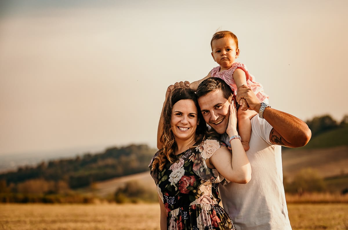 Fotografia di famiglia a Chieri. Ritratti spontanei in esterno nelle colline intorno alla città, al tramonto.