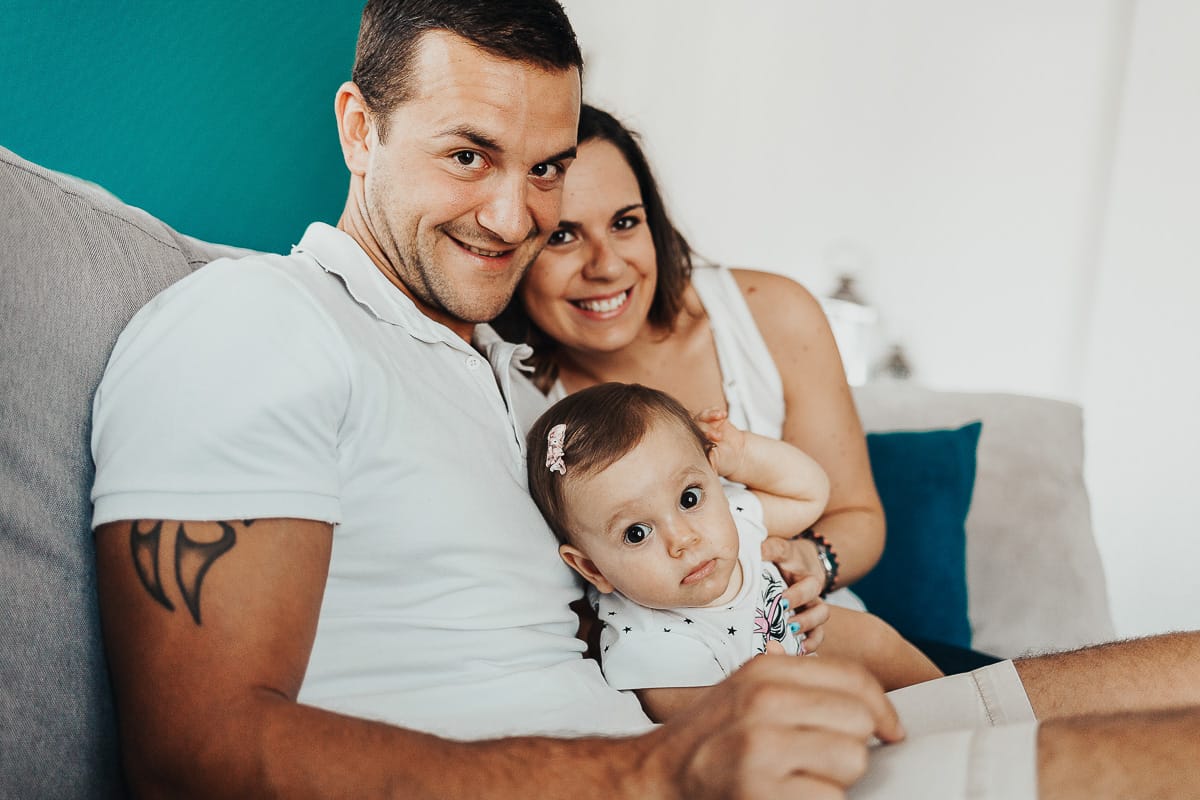 Fotografia di famiglia a Chieri. La piccola Aurora in braccio al papà e alla mamma