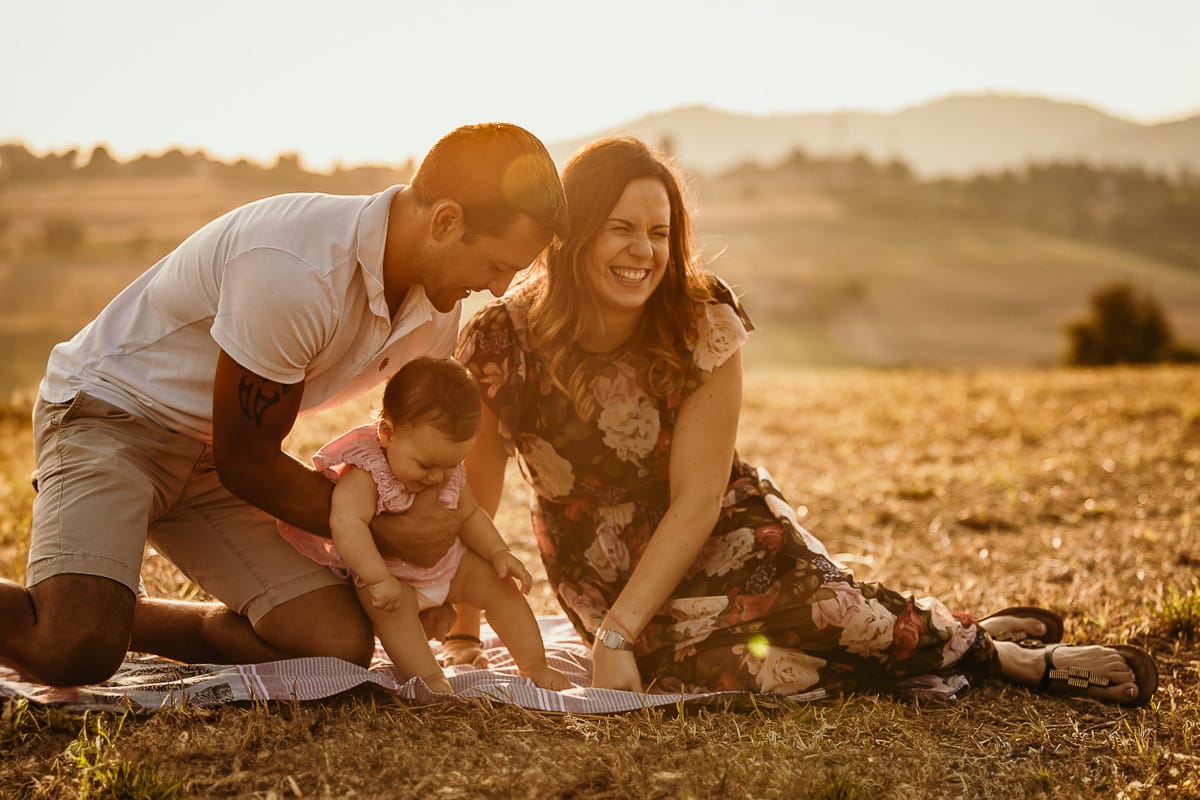 Fotografia di famiglia a Chieri. Ritratti spontanei in esterno nelle colline intorno alla città, al tramonto.