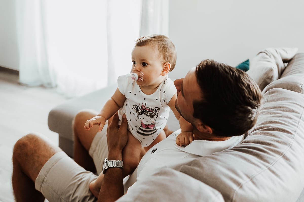Fotografia di famiglia a Chieri. La piccola Aurora in braccio al papà