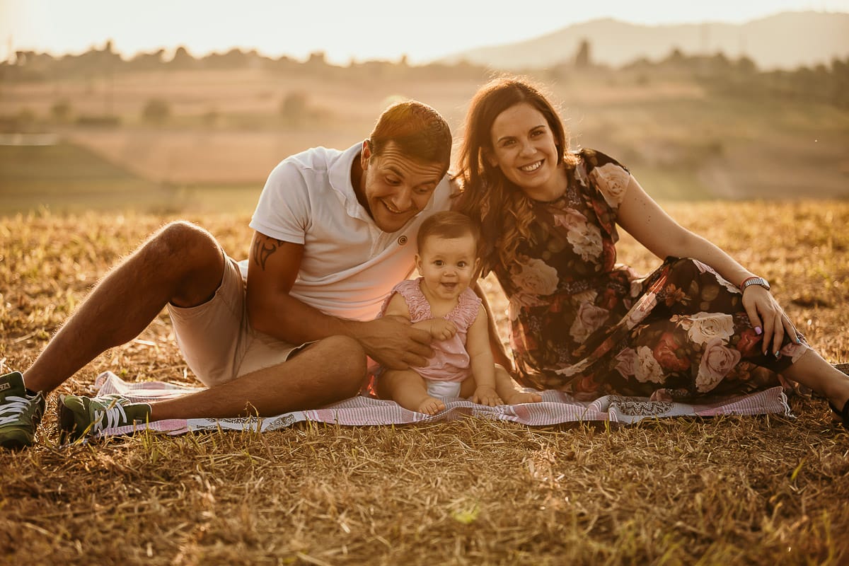 Fotografia di famiglia a Chieri. Ritratti spontanei in esterno nelle colline intorno alla città, al tramonto.