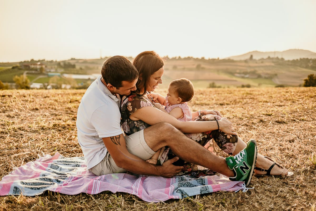 Fotografia di famiglia a Chieri. Ritratti spontanei in esterno nelle colline intorno alla città, al tramonto.