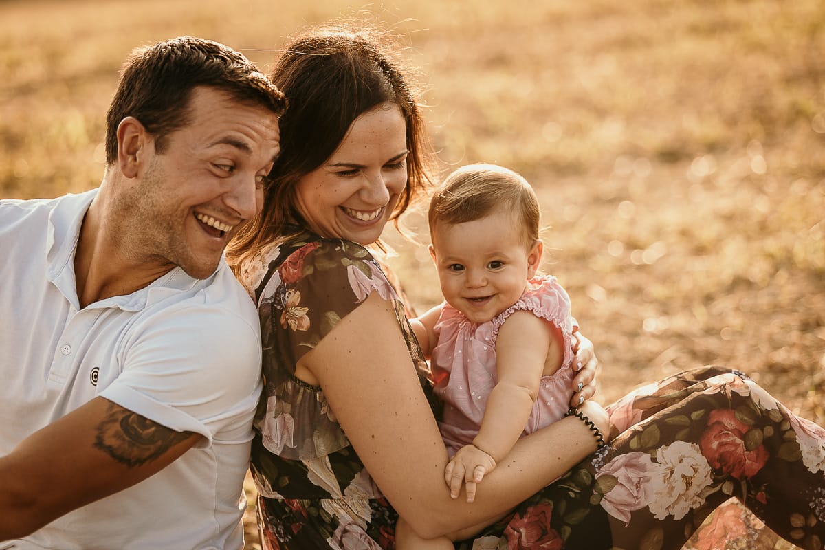 Fotografia di famiglia a Chieri. Ritratti spontanei in esterno nelle colline intorno alla città, al tramonto.