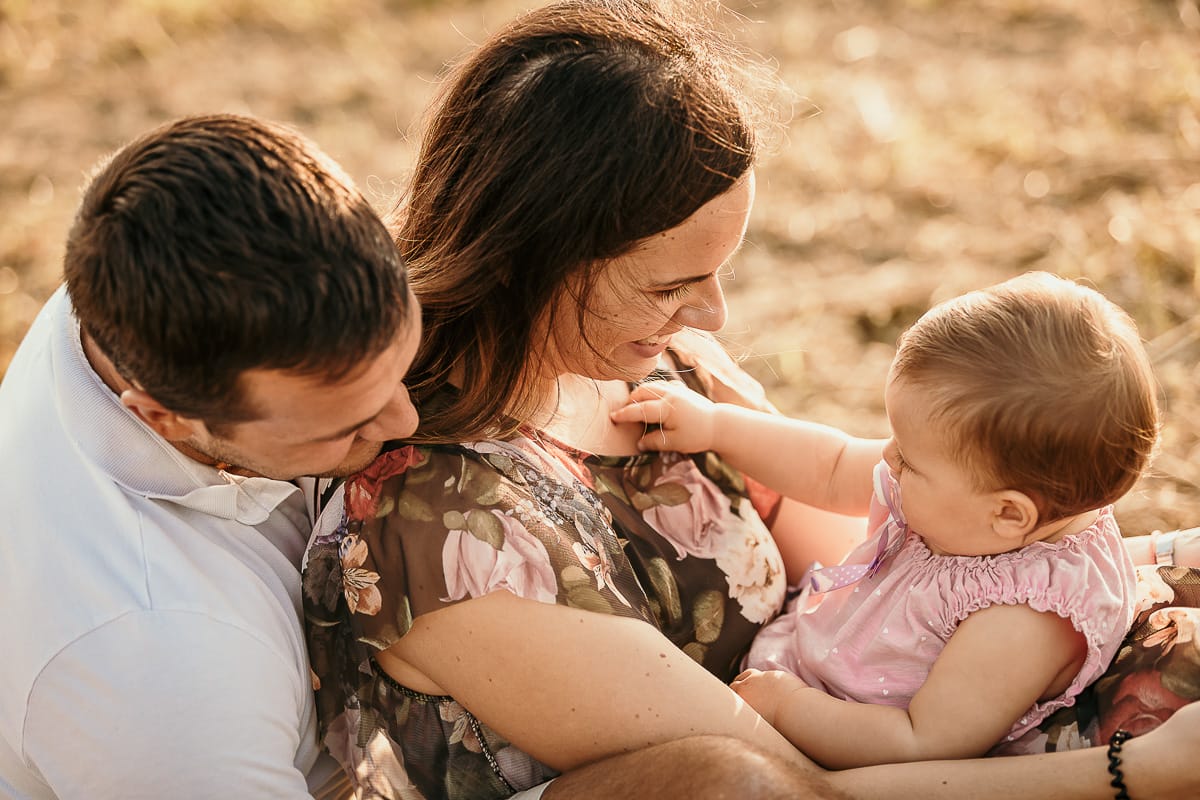 Fotografia di famiglia a Chieri. Ritratti spontanei in esterno nelle colline intorno alla città, al tramonto.