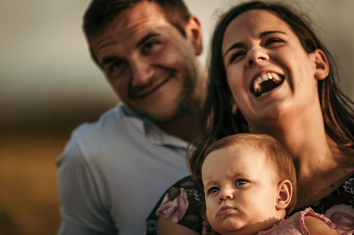 Fotografia di famiglia a Chieri. Ritratti spontanei in esterno nelle colline intorno alla città, al tramonto.