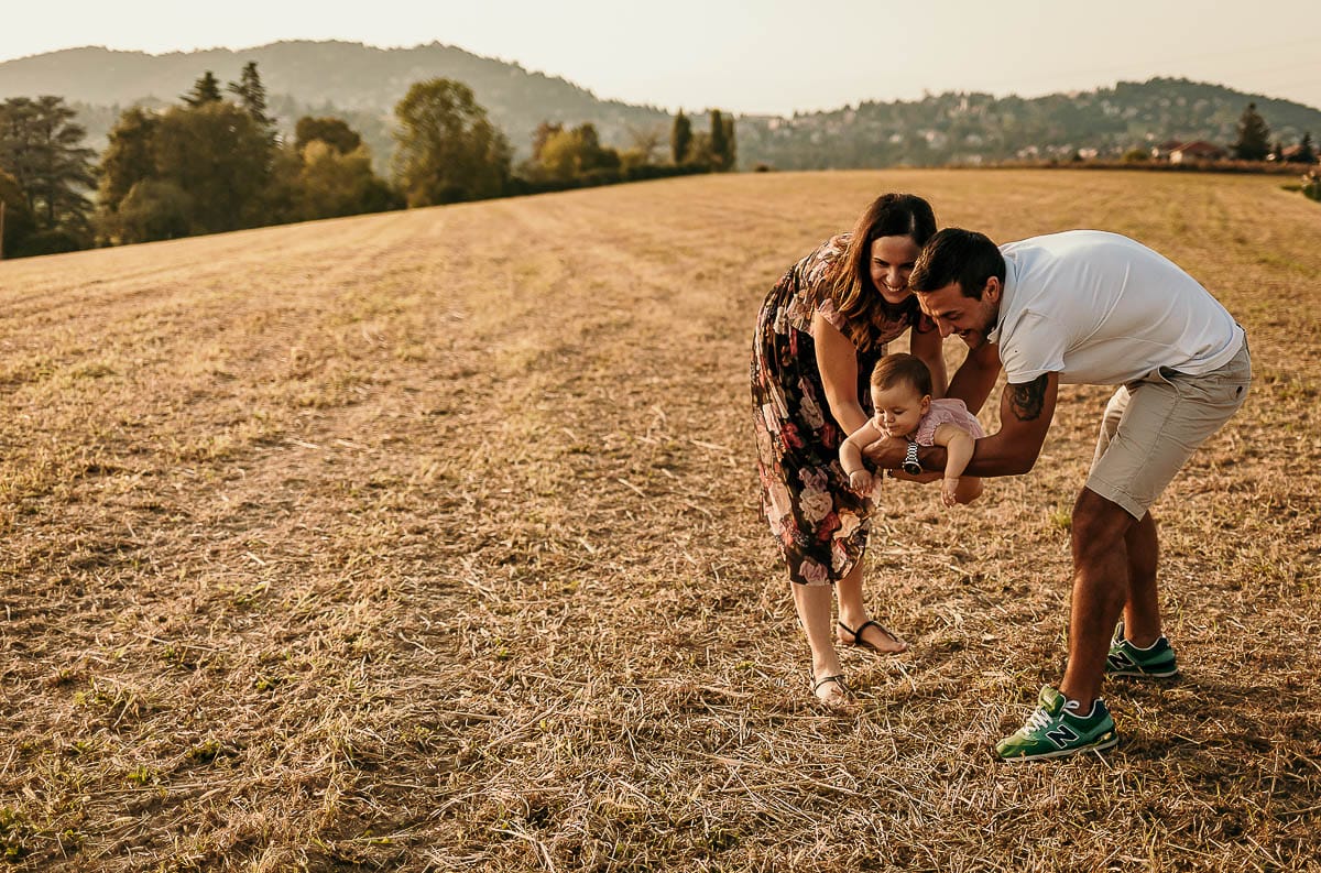 Fotografia di famiglia a Chieri. Ritratti spontanei in esterno nelle colline intorno alla città, al tramonto.