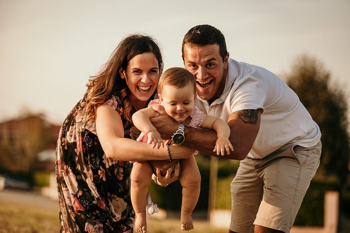 Fotografia di famiglia a Chieri. Ritratti spontanei in esterno nelle colline intorno alla città, al tramonto.