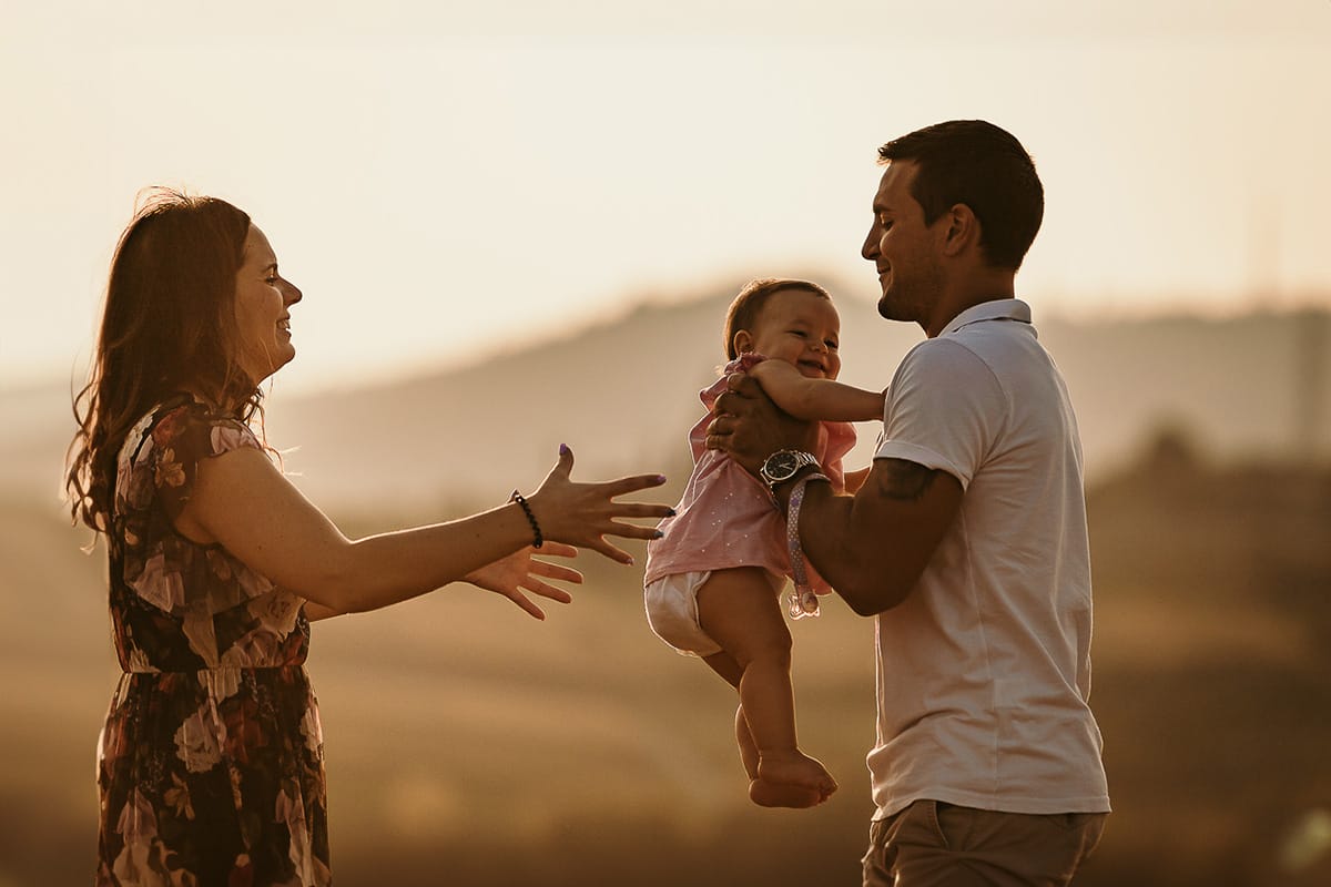 Fotografia di famiglia a Chieri. Ritratti spontanei in esterno nelle colline intorno alla città, al tramonto.