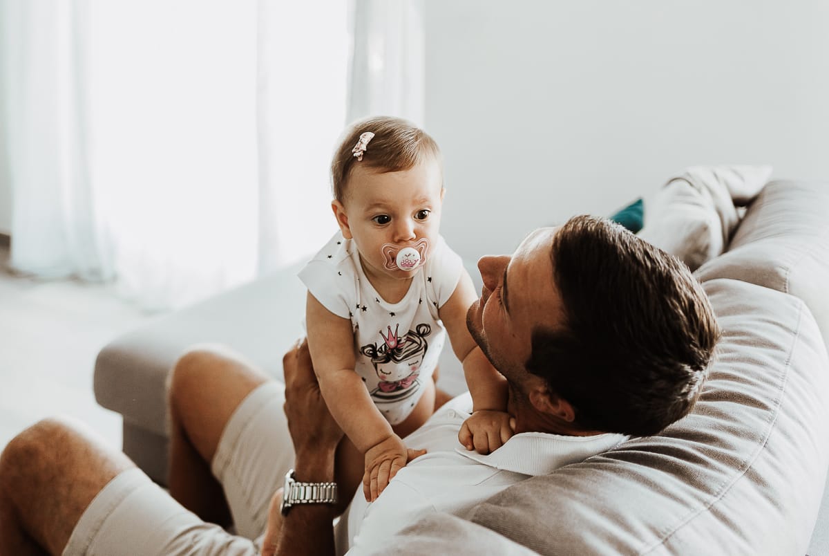 Fotografia di famiglia a Chieri. La piccola Aurora in braccio al papà