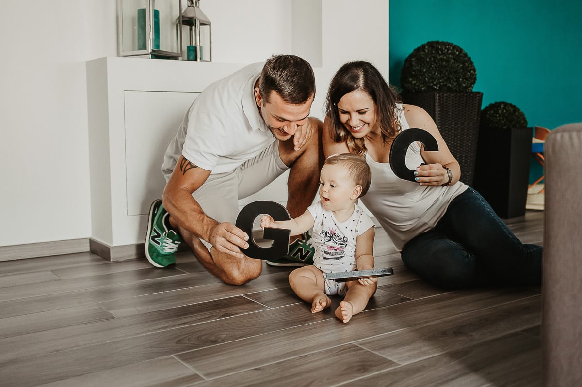 Fotografia di famiglia a Chieri. la famiglia gioca per terra