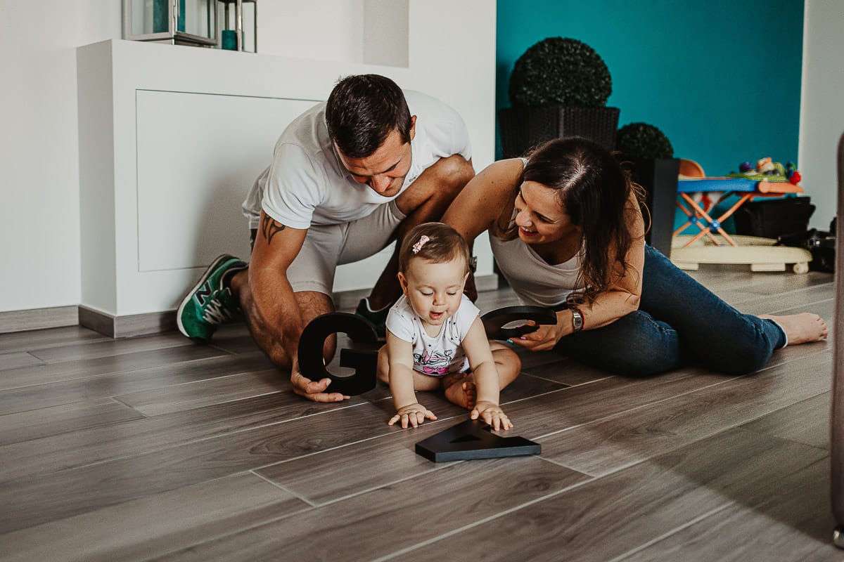 Fotografia di famiglia a Chieri. la famiglia gioca per terra
