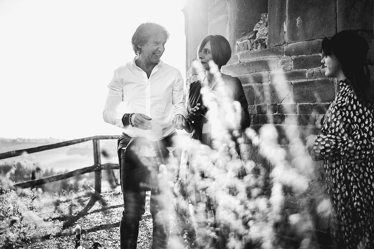 Servizio fotografico di famiglia autunnale in Monferrato. Mamma e papà