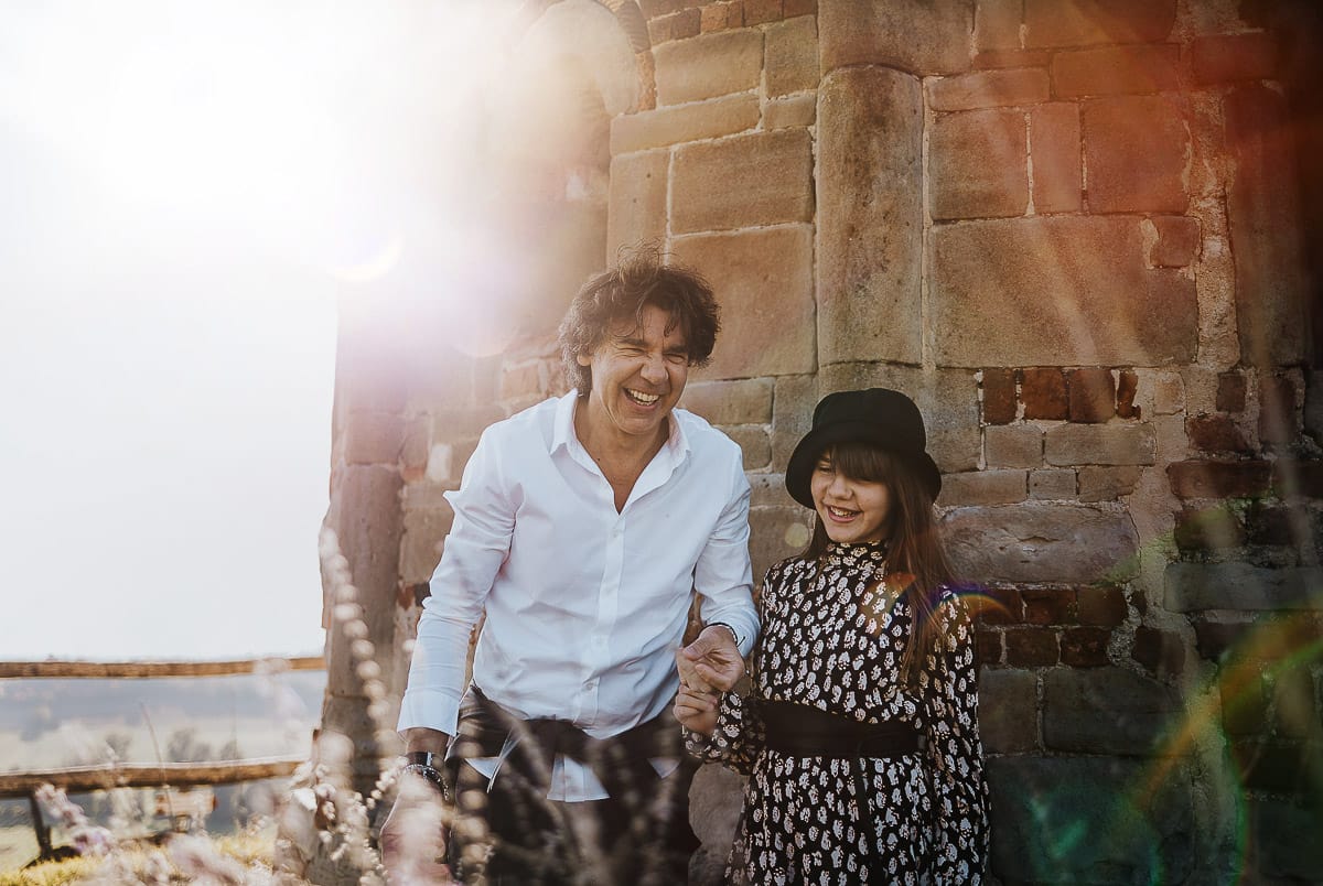 Servizio fotografico di famiglia autunnale in Monferrato. papà e figlia
