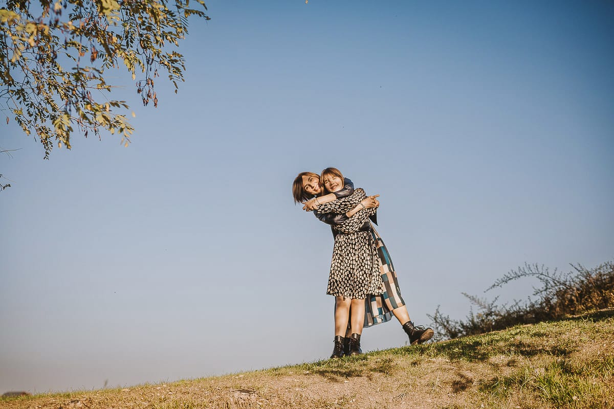 Servizio fotografico di famiglia autunnale in Monferrato. Mamma e figlia