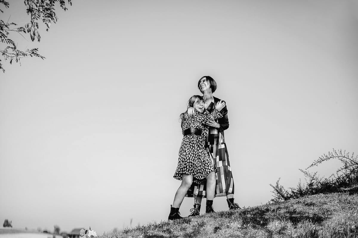 Servizio fotografico di famiglia autunnale in Monferrato. Mamma e figlia