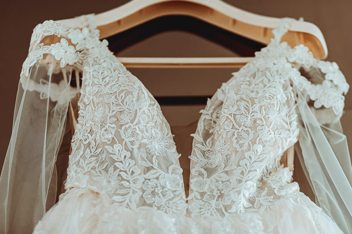 Matrimonio sotto la pioggia a Cambiano. preparazione della sposa. Dettaglio dell'abito