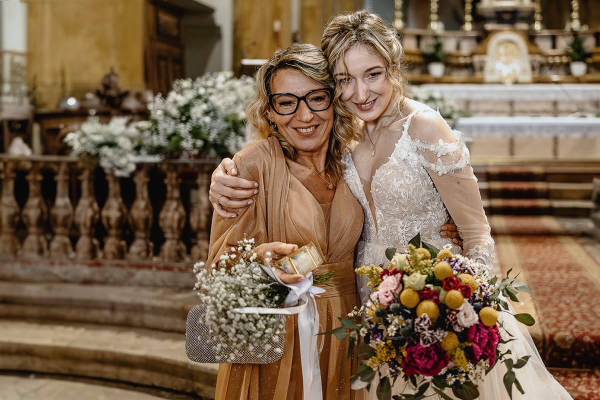 Matrimonio sotto la pioggia a Cambiano. Cerimonia. Sposa abbraccia la madre