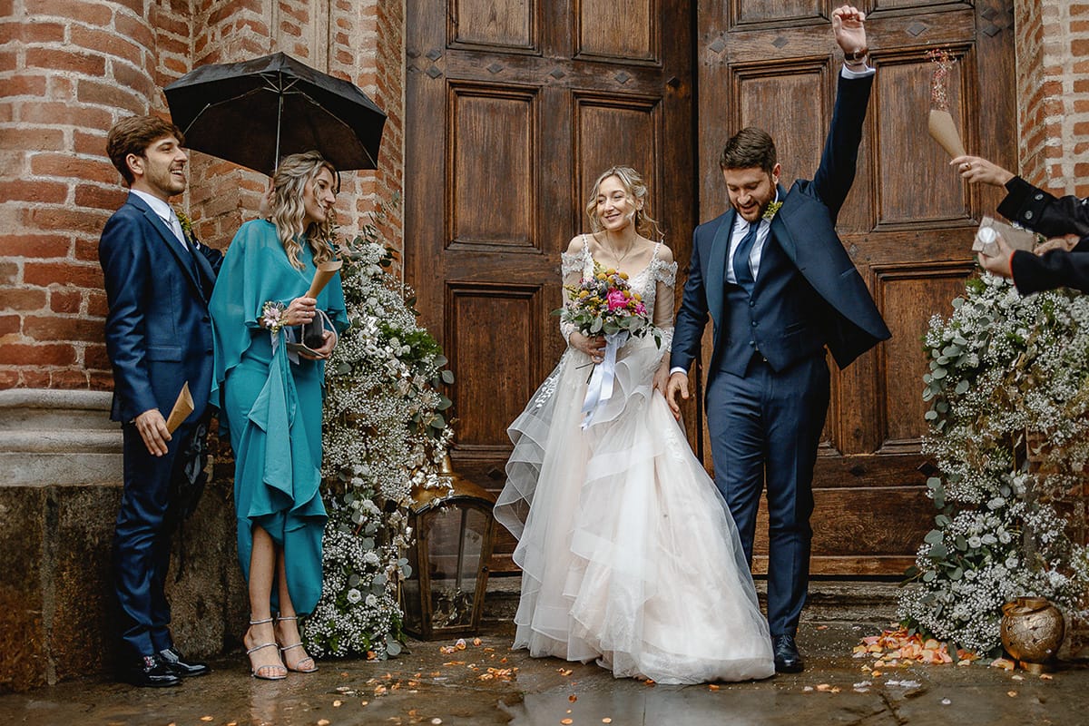 Matrimonio sotto la pioggia a Cambiano. Cerimonia. lancio del riso