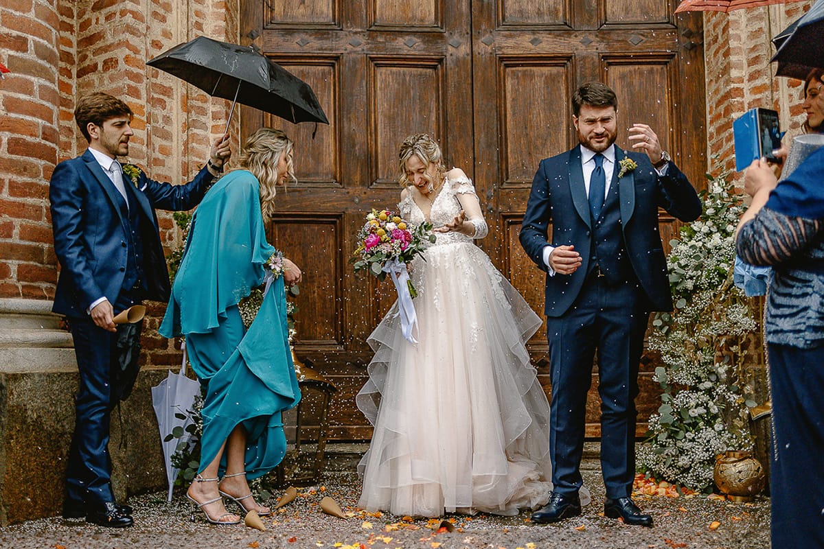 Matrimonio sotto la pioggia a Cambiano. Cerimonia. lancio del riso