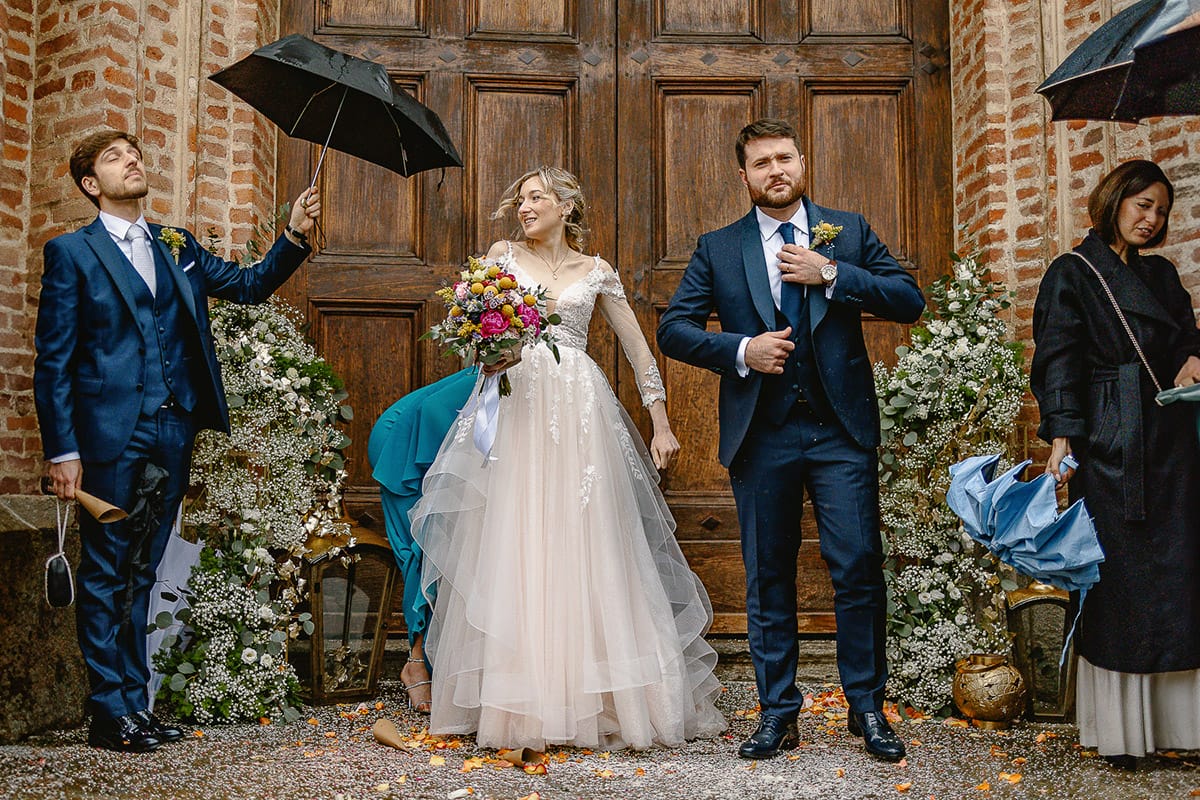 Matrimonio sotto la pioggia a Cambiano. Cerimonia. lancio del riso