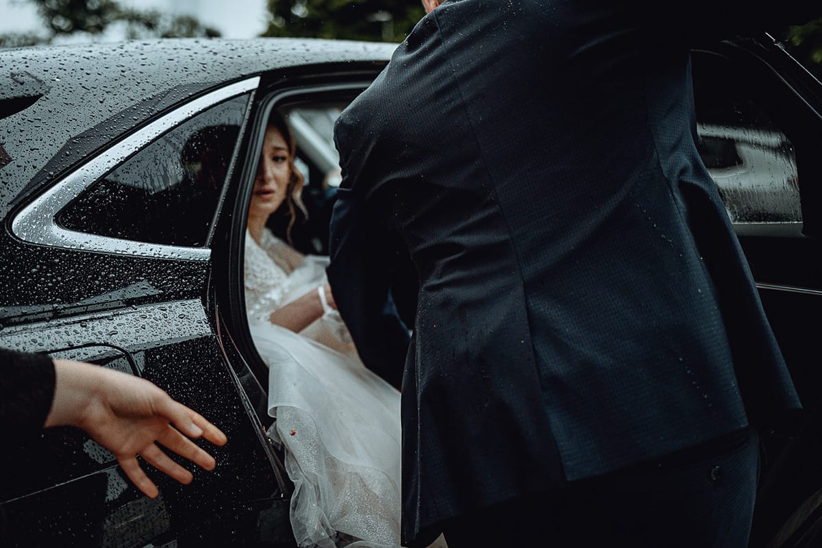 Matrimonio sotto la pioggia a Cambiano. Cerimonia. Sposa entra in auto