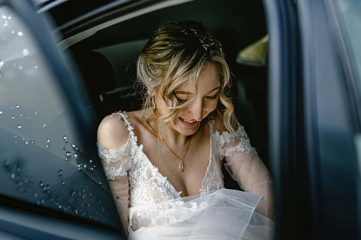 Matrimonio sotto la pioggia a Cambiano. Cerimonia. Sposa entra in auto