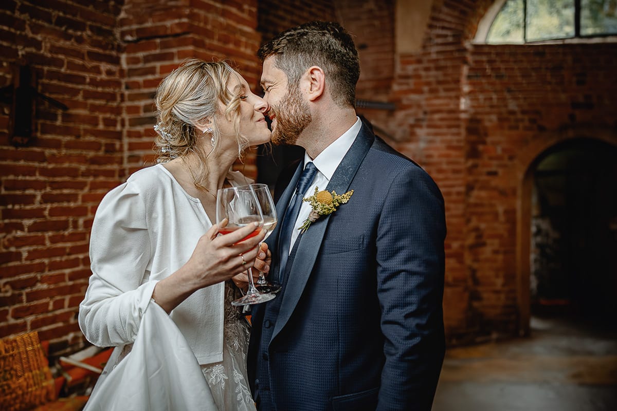 Matrimonio sotto la pioggia a Tenuta Tamburnin di Castelnuovo Don Bosco. Aperitivo. Bacio degli sposi