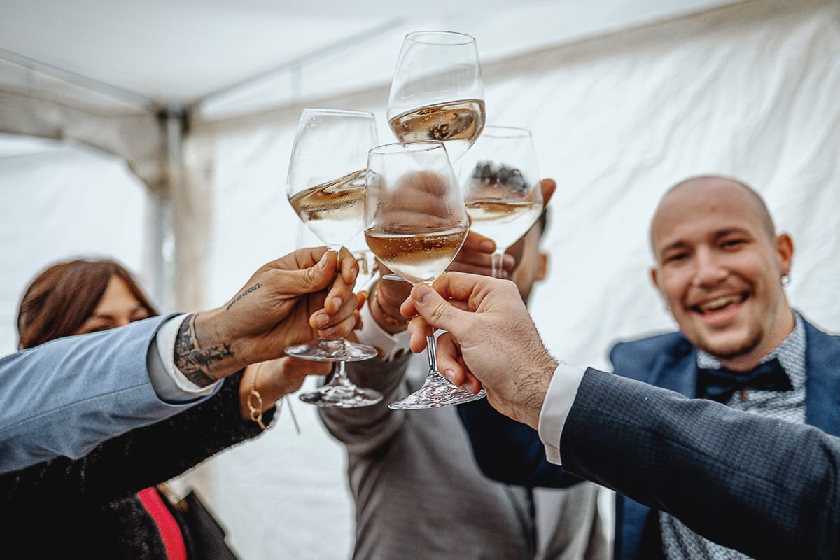 Matrimonio sotto la pioggia a Tenuta Tamburnin di Castelnuovo Don Bosco. Aperitivo Brindisi di invitati