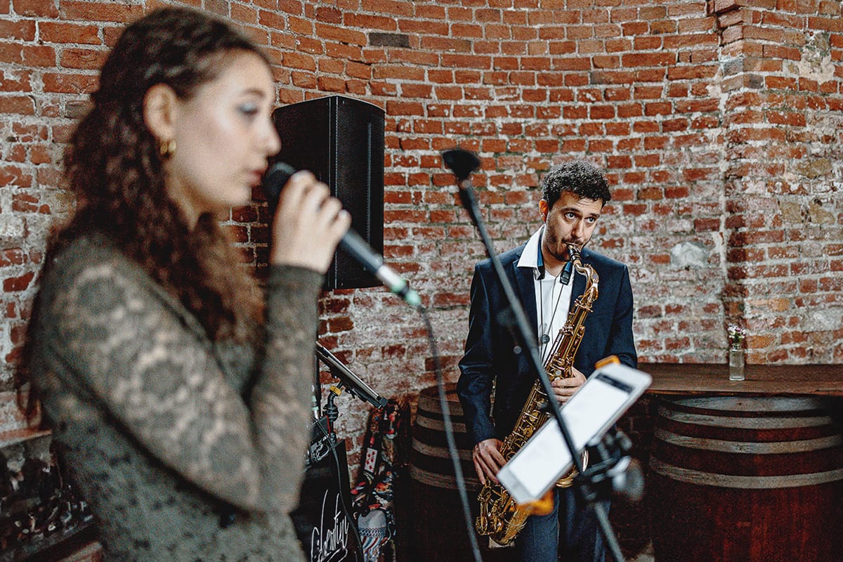 Matrimonio sotto la pioggia a Tenuta Tamburnin di Castelnuovo Don Bosco. Aperitivo. Musicisti