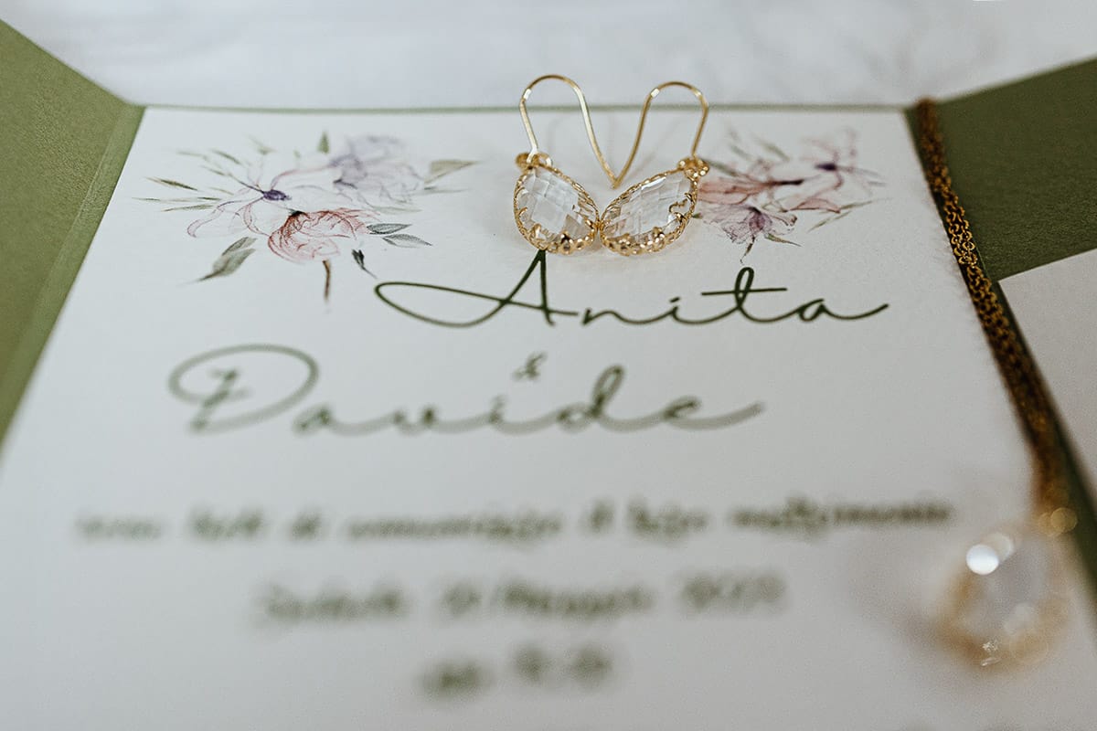 Matrimonio sotto la pioggia a Cambiano. preparazione della sposa. Partecipazione