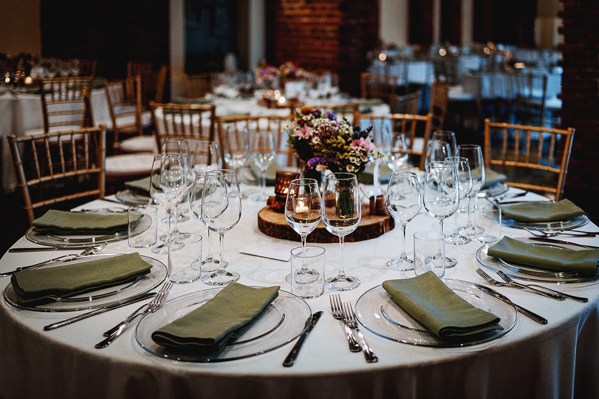 Matrimonio sotto la pioggia a Tenuta Tamburnin di Castelnuovo Don Bosco. Sala da pranzo. Tavolo allestito