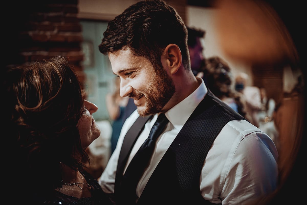 Matrimonio sotto la pioggia a Tenuta Tamburnin di Castelnuovo Don Bosco. Cena. Sposo balla con la mammma