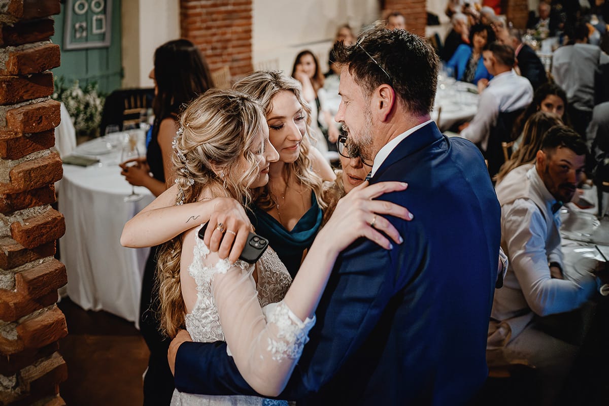 Matrimonio sotto la pioggia a Tenuta Tamburnin di Castelnuovo Don Bosco. Cena. Famiglia della sposa