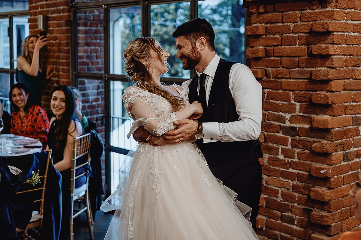 Matrimonio sotto la pioggia a Tenuta Tamburnin di Castelnuovo Don Bosco. Cena. Ballo degli sposi.