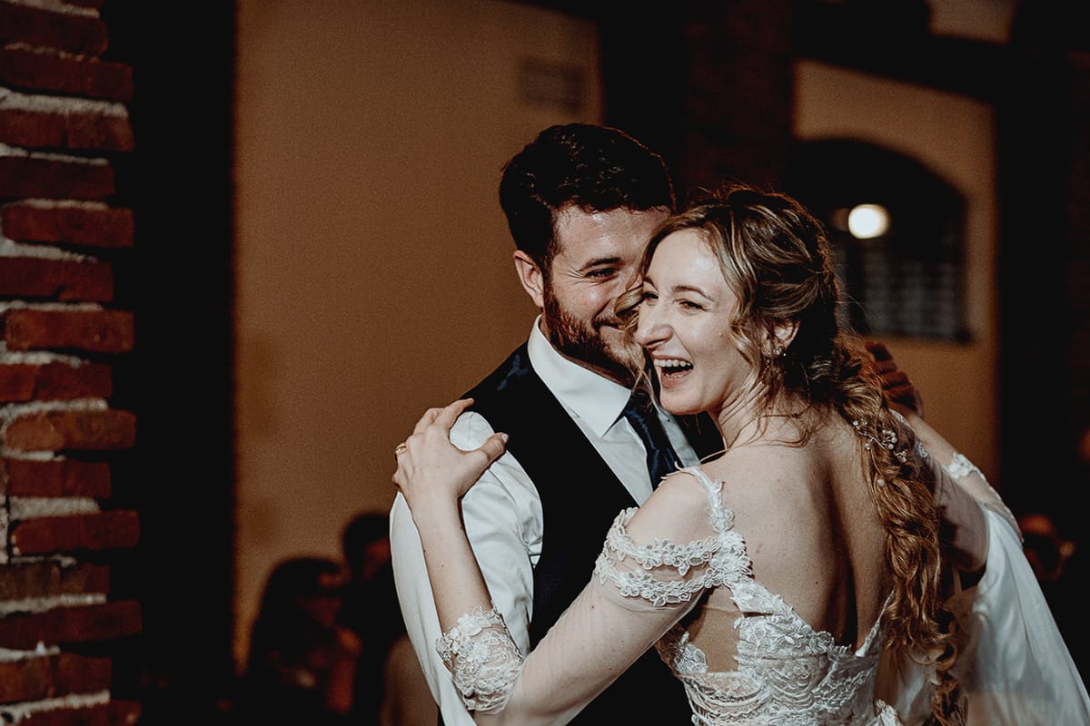 Matrimonio sotto la pioggia a Tenuta Tamburnin di Castelnuovo Don Bosco. Cena. Ballo degli sposi.