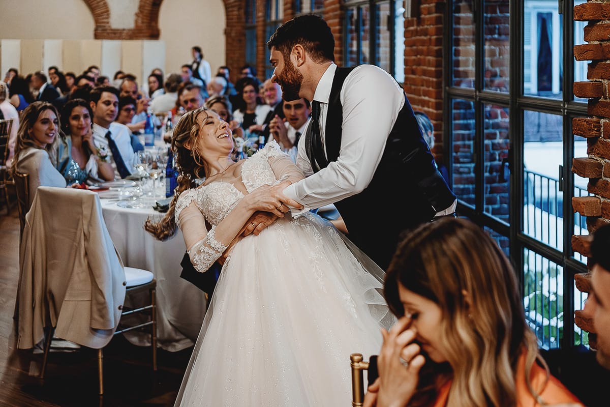 Matrimonio sotto la pioggia a Tenuta Tamburnin di Castelnuovo Don Bosco. Cena. Ballo degli sposi.