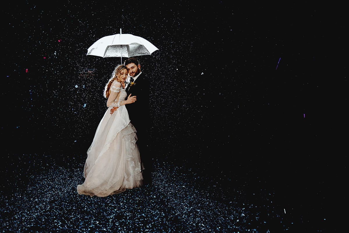 Matrimonio sotto la pioggia a Tenuta Tamburnin di Castelnuovo Don Bosco. Ritratto notturno degli sposi sotto la pioggia. Flas esterno che illumina le gocce di pioggia e crea uno scatto magico.