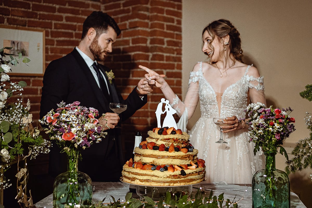 Matrimonio sotto la pioggia a Tenuta Tamburnin di Castelnuovo Don Bosco. Cena.Taglio della torta.