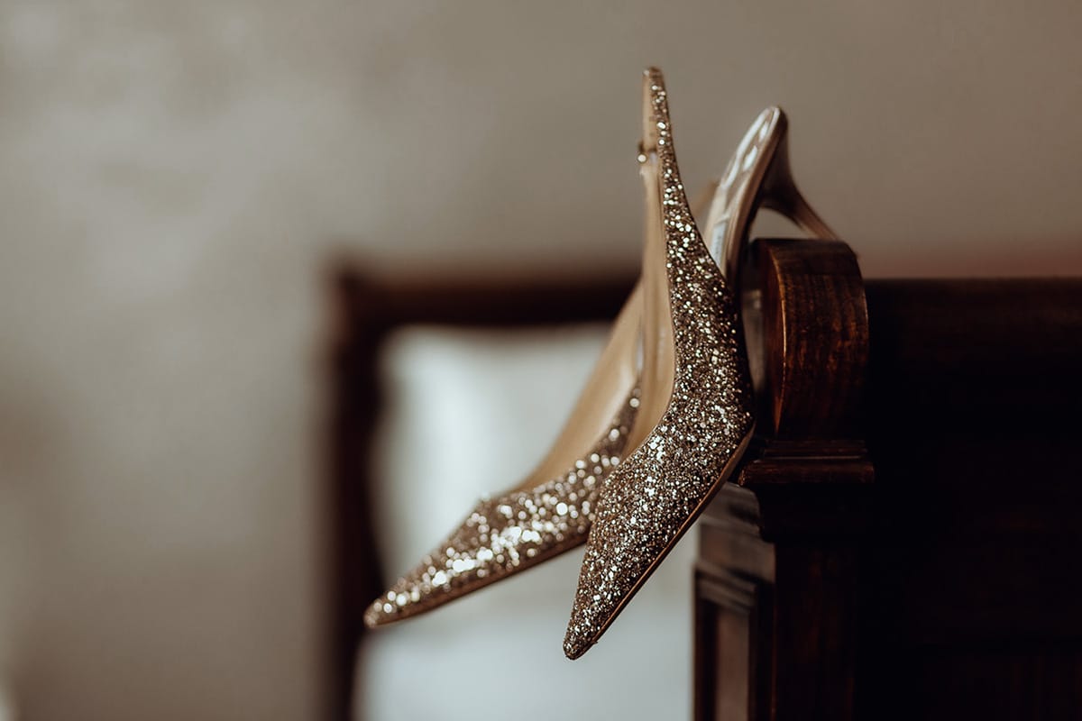Matrimonio sotto la pioggia a Cambiano. preparazione della sposa. Scarpe Jimmy Choo