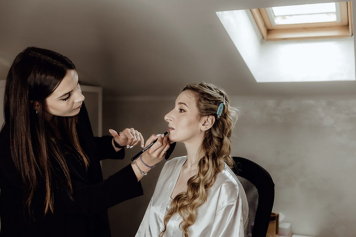 Matrimonio sotto la pioggia a Cambiano. preparazione della sposa. Make-up